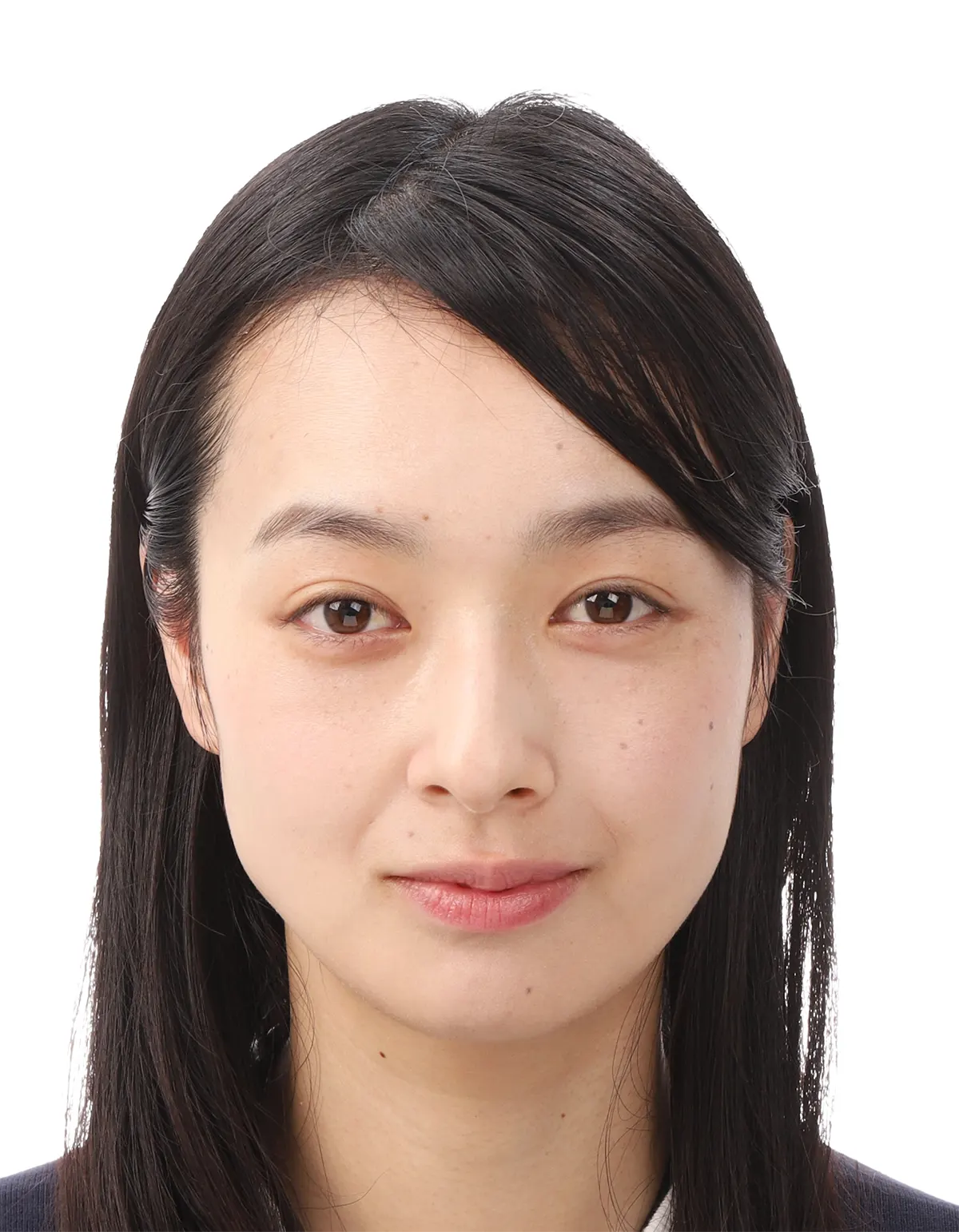 30代前半女性のパスポート用証明写真修正のビフォー