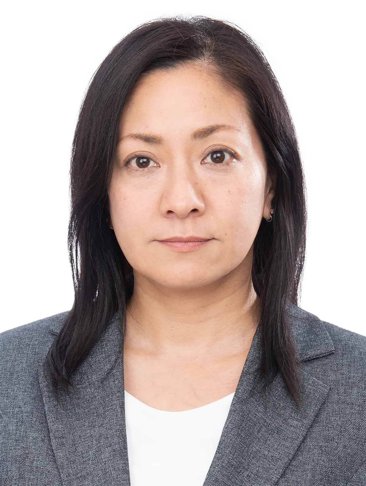 40代前半女性の社員証用証明写真修正のビフォー