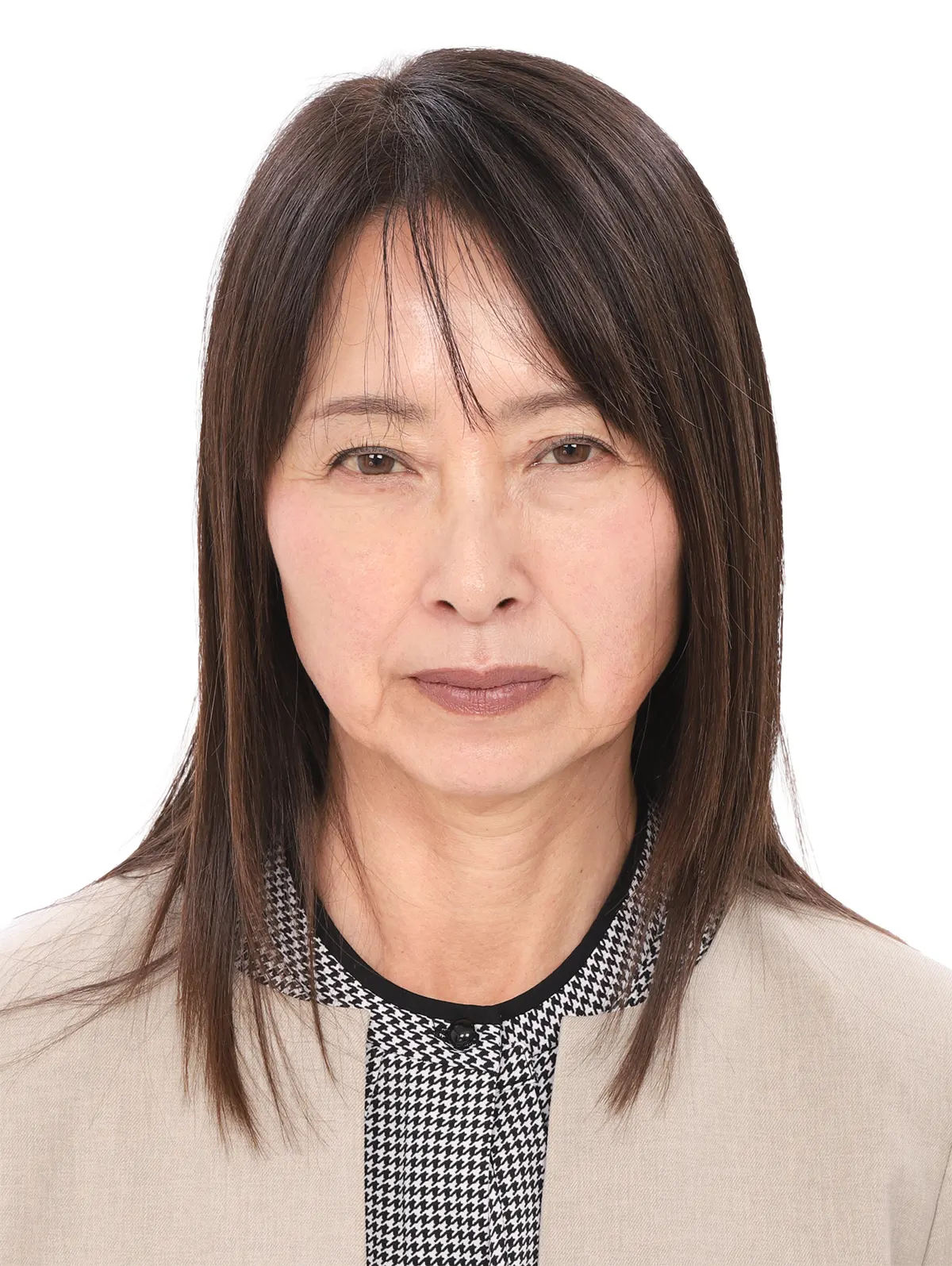 50代前半女性の社員証用証明写真修正のビフォー