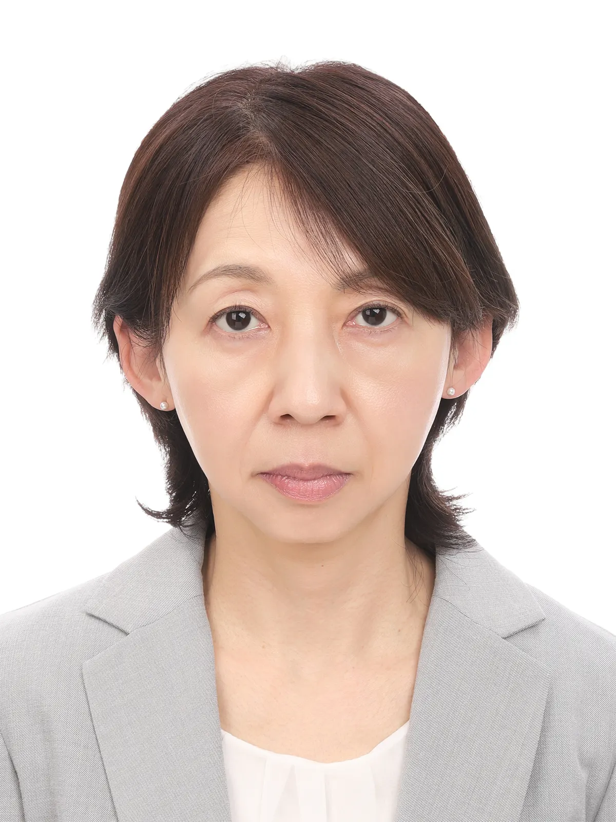 50代後半女性の社員証用証明写真修正のビフォー