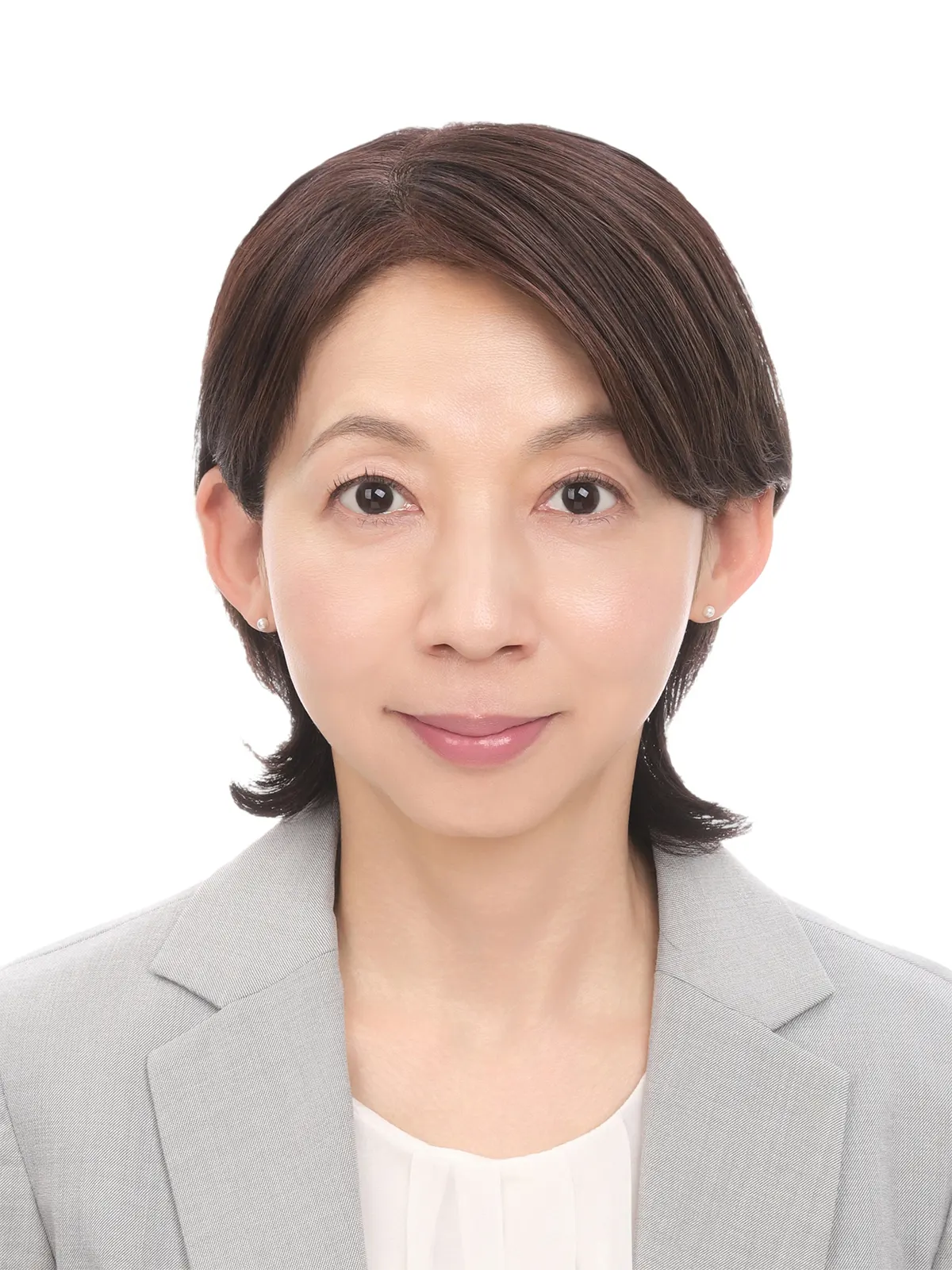 50代後半女性の社員証証明写真修正のアフター