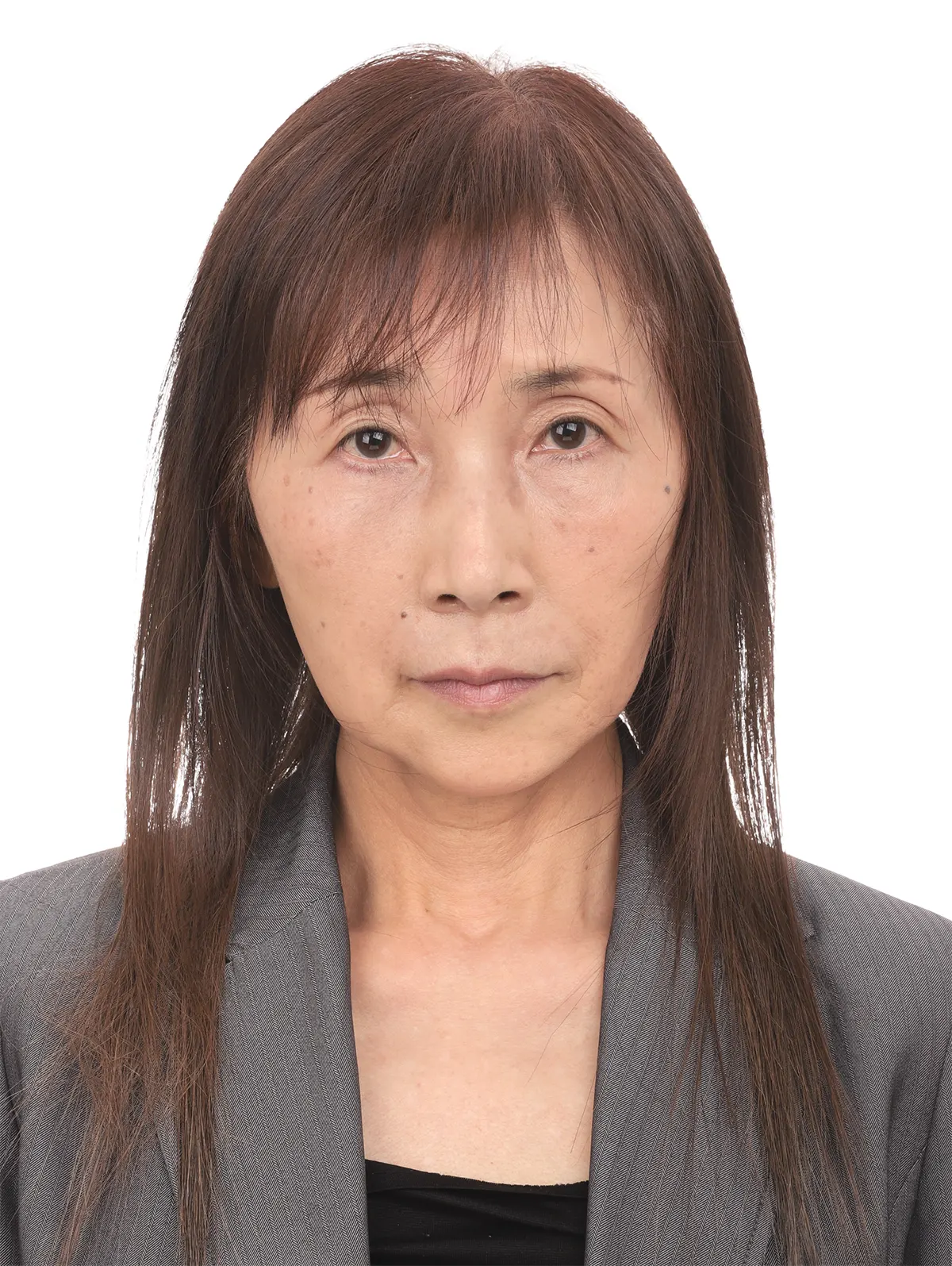 60代女性の社員証用証明写真修正のビフォー