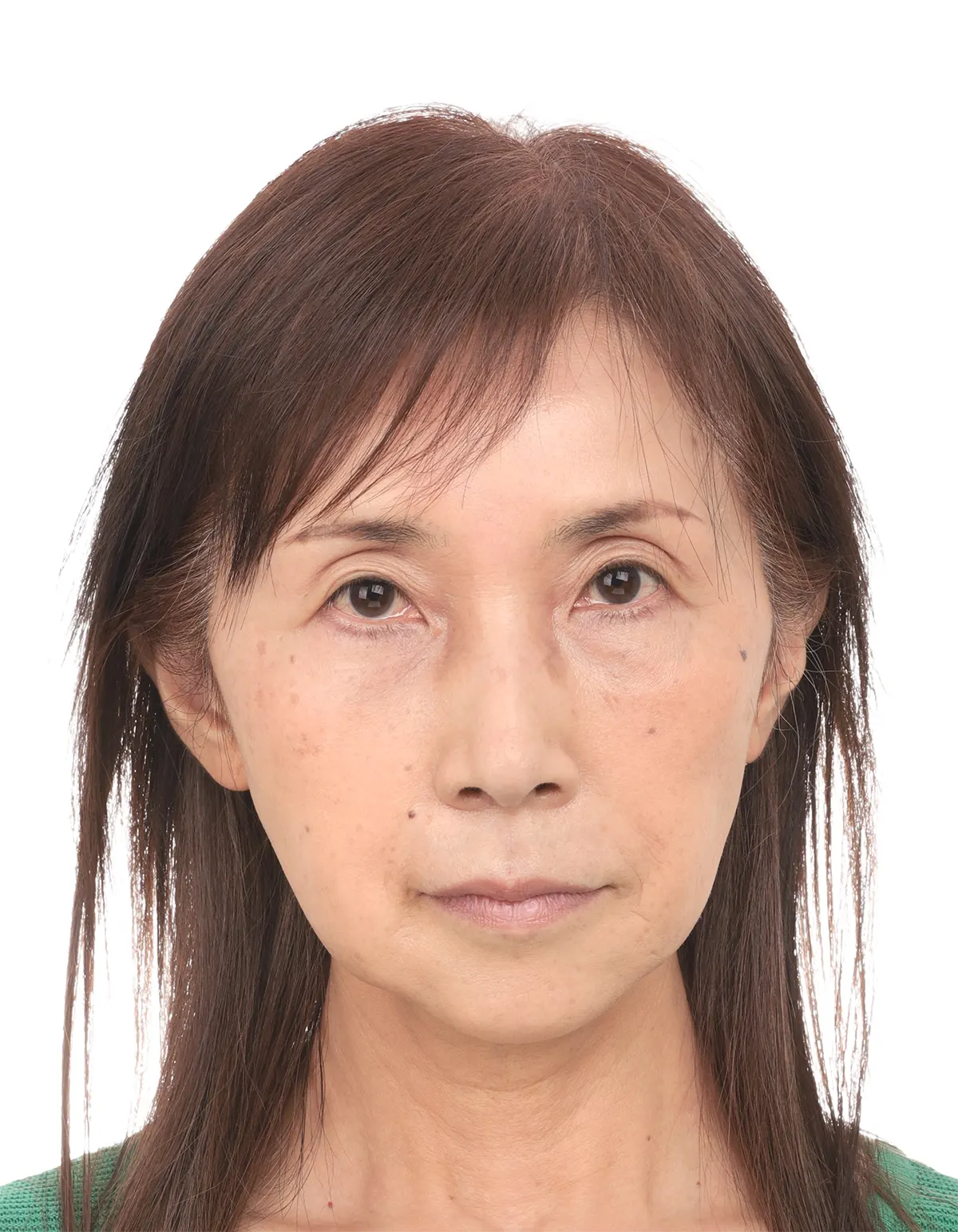 60代女性のパスポート用証明写真修正のビフォー
