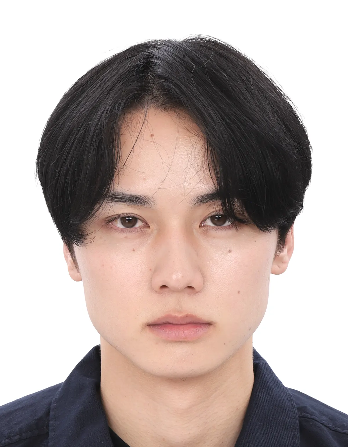 20代前半男性のパスポート用証明写真修正のビフォー