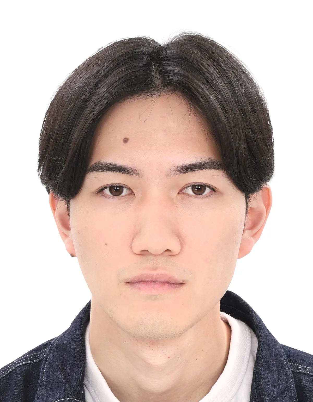 30代前半男性のパスポート用証明写真修正のビフォー
