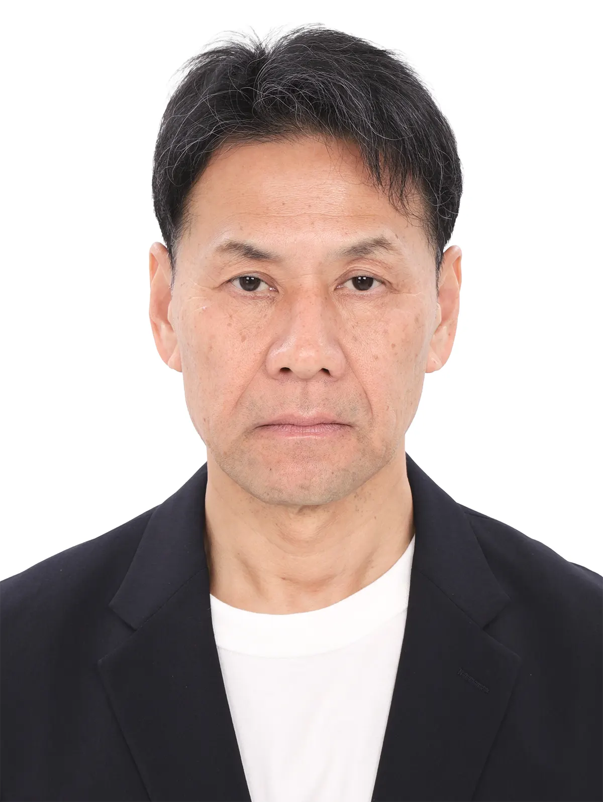 50代後半男性の社員証用証明写真修正のビフォー