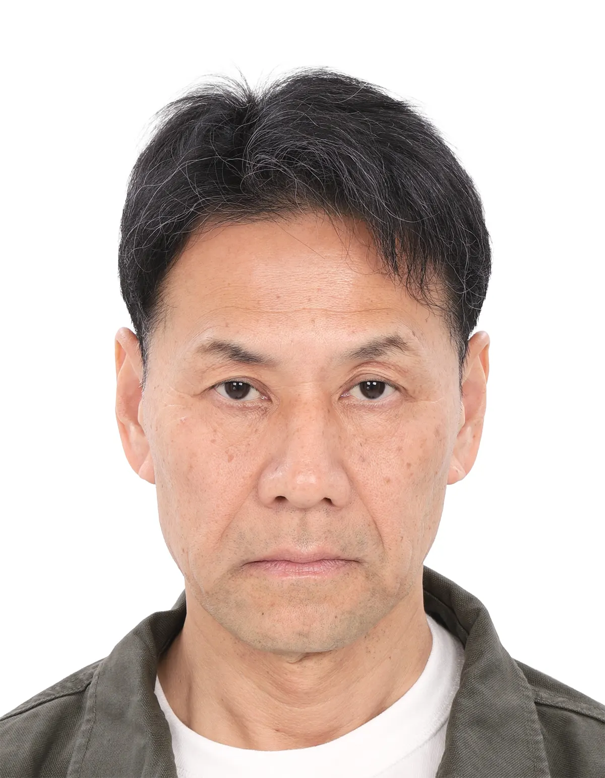 50代後半男性のパスポート用証明写真修正のビフォー
