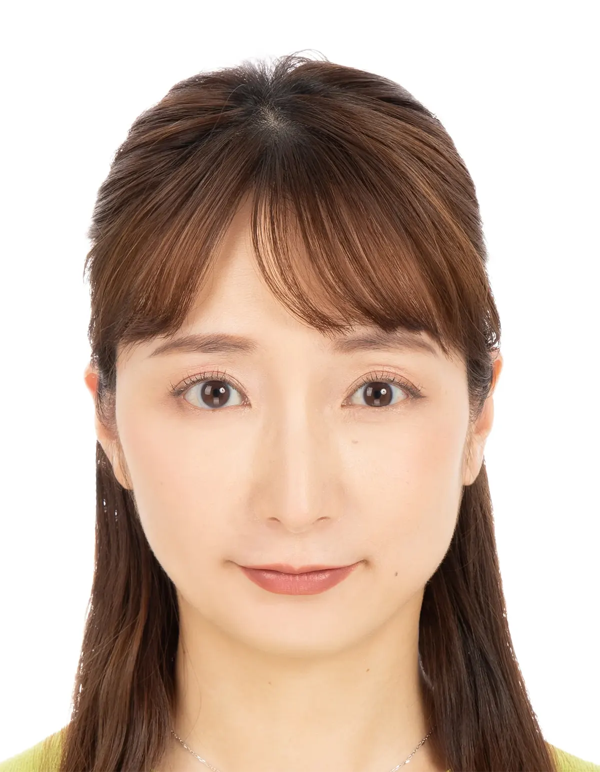 30代女性のパポート証明写真修正のアフター