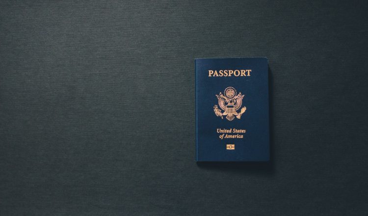 パスポート写真ではどのようなメイクをすべき？メイク方法や注意点を解説1